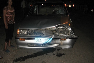 Va chạm với xe biển xanh, một người nhập viện  