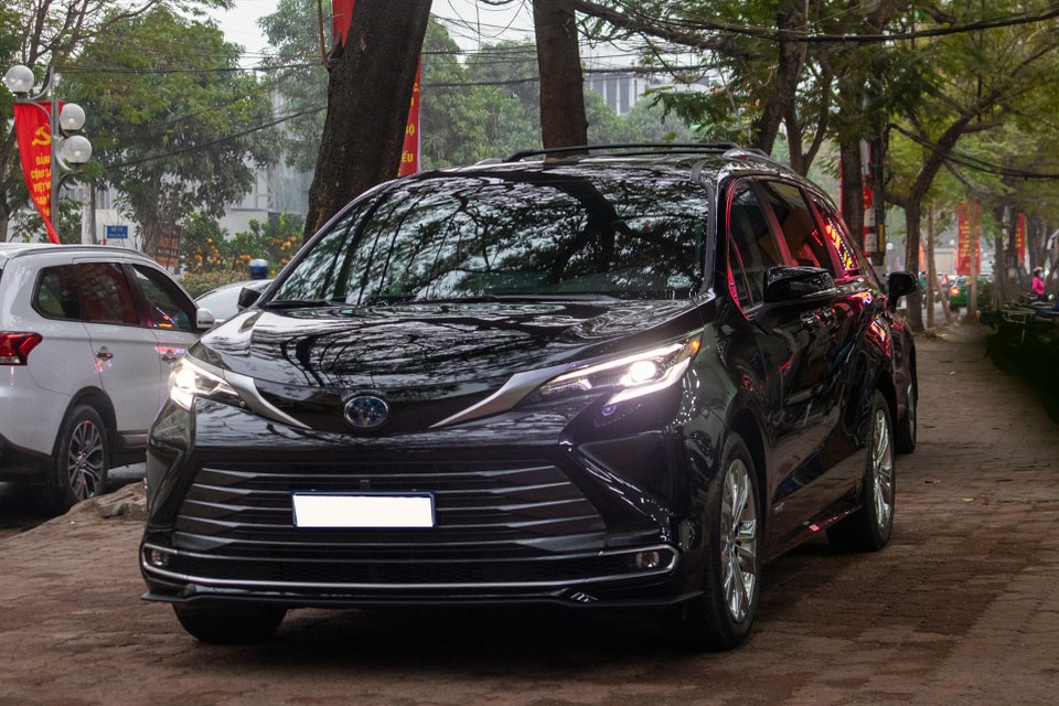 Cận cảnh Toyota Sienna 2021: Xe đa dụng hàng độc cho nhà giàu Việt - 1 Cận cảnh Toyota Sienna 2021: Xe đa dụng hàng độc cho nhà giàu Việt - 1