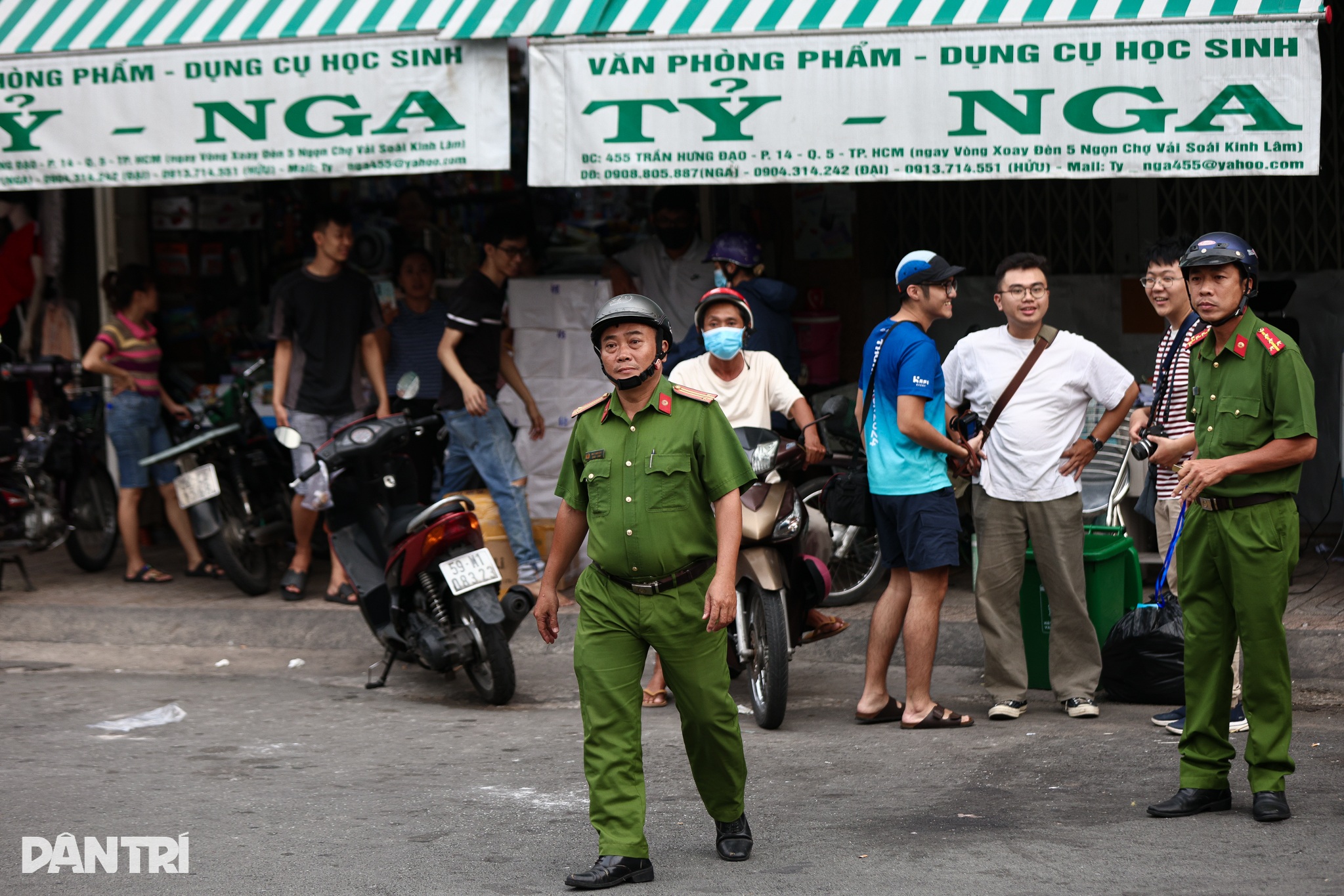 Thanh niên cầm dao đi giật đồ cúng rằm tháng Bảy ở TPHCM - 8