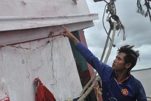 Ngư dân hãi hùng kể cảnh tàu lạ xả 5 thùng đạn vào 6 tàu Việt Nam