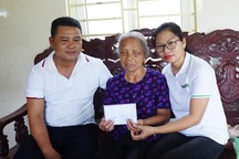 Những người vợ liệt sĩ rưng rưng xúc động nhận quà giúp đỡ của báo Dân trí
