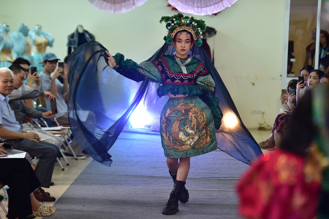 Màn trình diễn thời trang phi giới tính do sinh viên Hà Nội thiết kế - 1