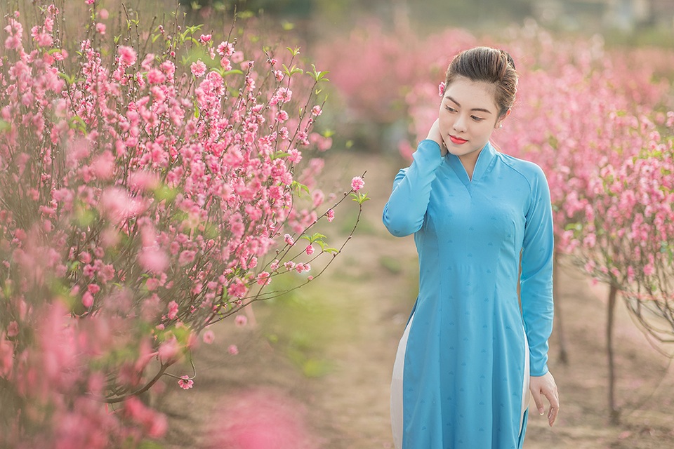 Nữ nhân viên hàng không khoe dáng nuột nà giữa vườn đào ngày Xuân - 5 Nữ nhân viên hàng không khoe dáng nuột nà giữa vườn đào ngày Xuân - 5