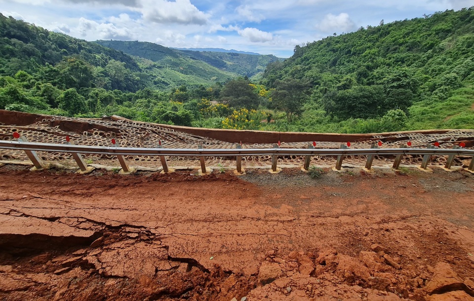 Vừa được UNESCO ghi danh, công trình đường phục vụ gần 27 tỷ đã tan tác - 2 Vừa được UNESCO ghi danh, công trình đường phục vụ gần 27 tỷ đã tan tác - 2