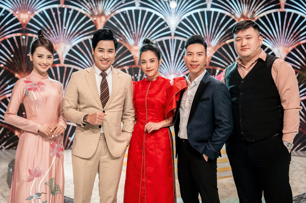 Osen Ngọc Mai mặc váy cưới, được chồng cầu hôn trong Khách sạn 5 sao - 4 Osen Ngọc Mai mặc váy cưới, được chồng cầu hôn trong Khách sạn 5 sao - 4