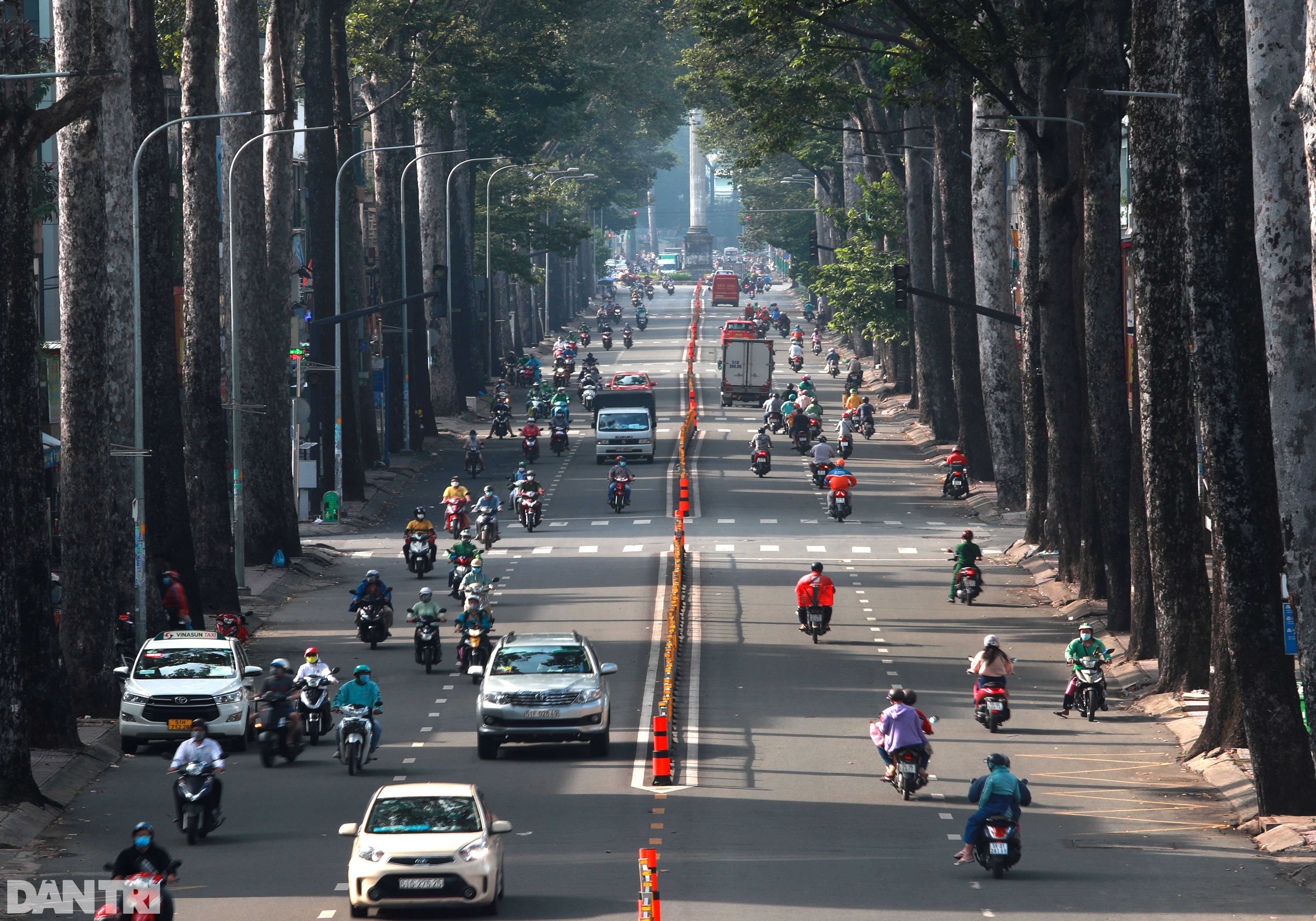 Đường phố TPHCM trước nới lỏng giãn cách: Sáng nhộn nhịp, chiều ùn ứ - 1 Đường phố TPHCM trước nới lỏng giãn cách: Sáng nhộn nhịp, chiều ùn ứ - 1
