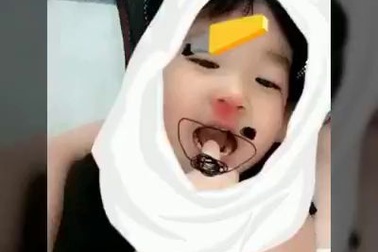 Bé Kid nhí nhảnh tạo dáng cùng mẹ.