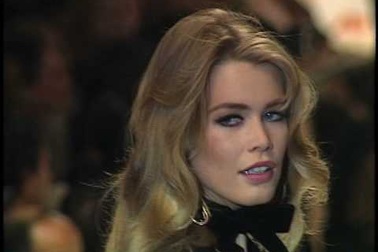 Claudia Schiffer trình diễn cho Valentino