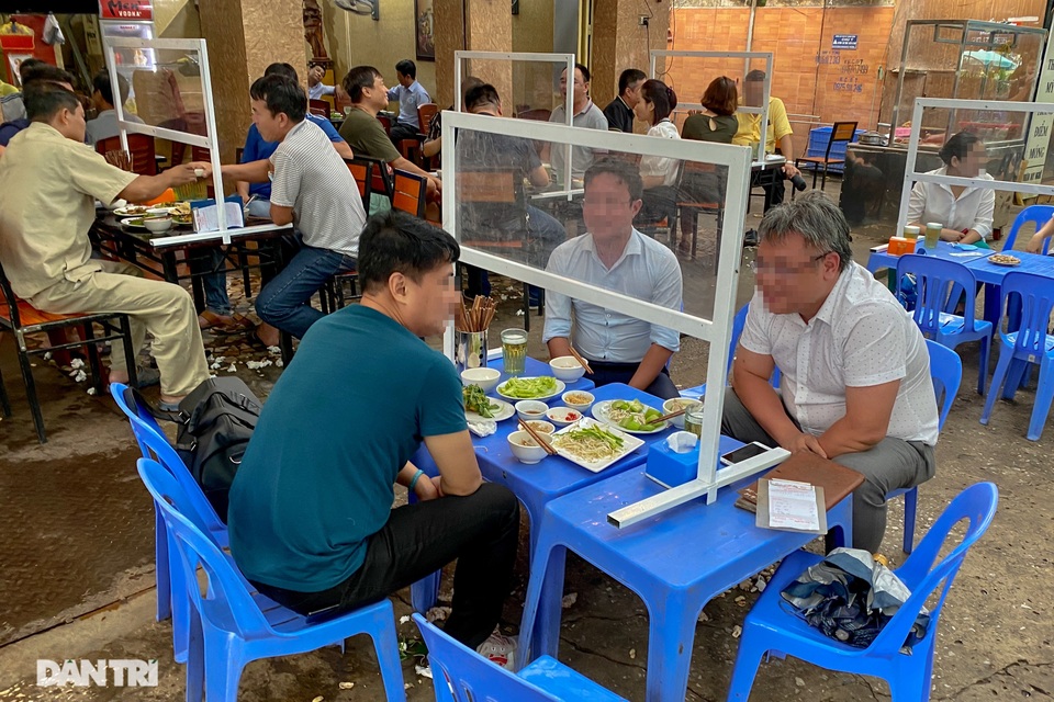 Cụng ly qua vách ngăn - 1 Cụng ly qua vách ngăn - 1