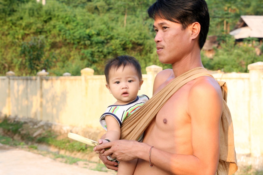 Làm gì để dân tộc chưa có 400 người không bị mai một? - 3 Làm gì để dân tộc chưa có 400 người không bị mai một? - 3