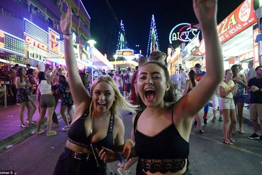 Nhóm du khách thản nhiên khỏa thân dạo phố, người dân lắc đầu ngán ngẩm