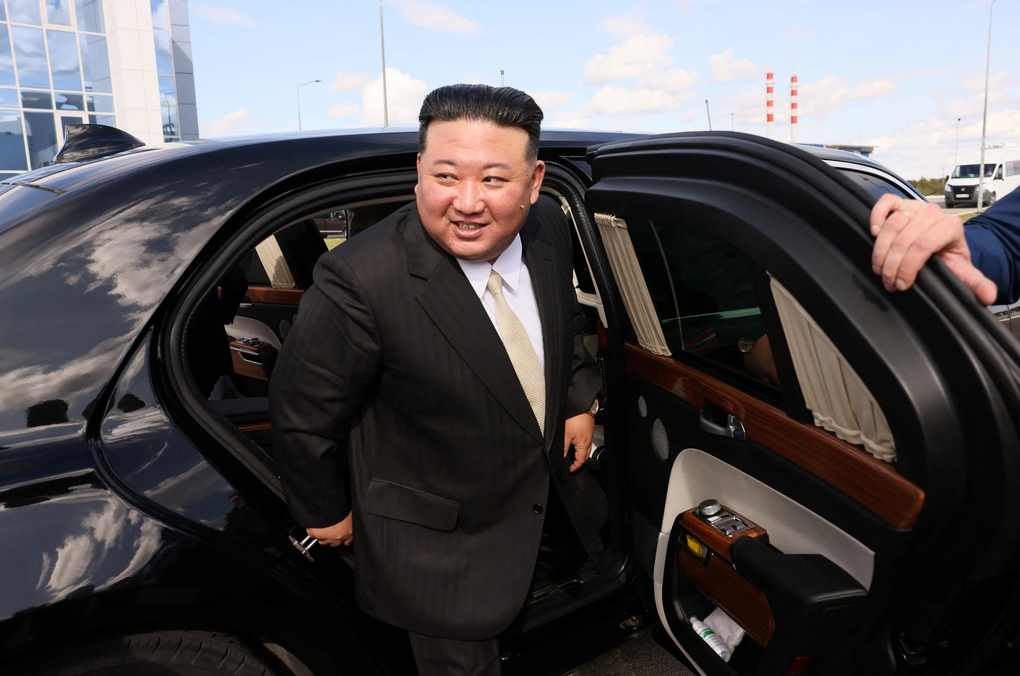Ông Kim Jong-un lần đầu đi siêu xe do ông Putin tặng - 1 Ông Kim Jong-un lần đầu đi siêu xe do ông Putin tặng - 1