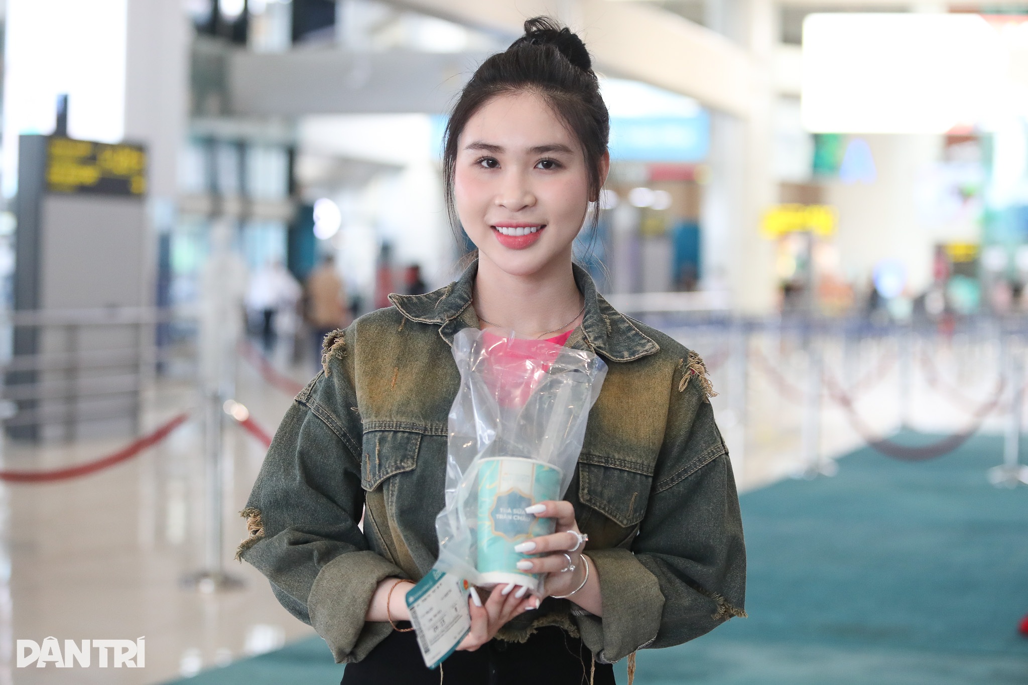 Hundrevis av passasjerer går sammen om å male flyet rosa for likestilling - 5 Hàng trăm hành khách chung tay tô hồng chuyến bay vì bình đẳng giới - 5