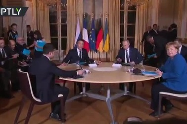 Tổng thống Ukraine bối rối tìm ghế trong lần đầu gặp ông Putin