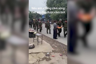 Bắt gặp bộ đội hành quân, chủ cửa hàng bán trái cây làm chuyện cảm động