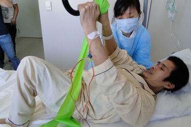 “Người mang bướu khổng lồ” đã đi lại bằng chân