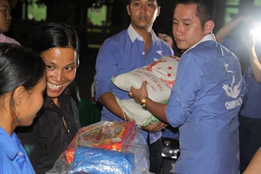 2015 chiếc bánh chưng Tết ấm lòng bệnh nhân nghèo