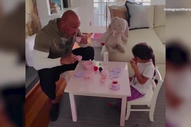 Tài tử Dwayne Johnson chơi đồ hàng với con gái nhỏ