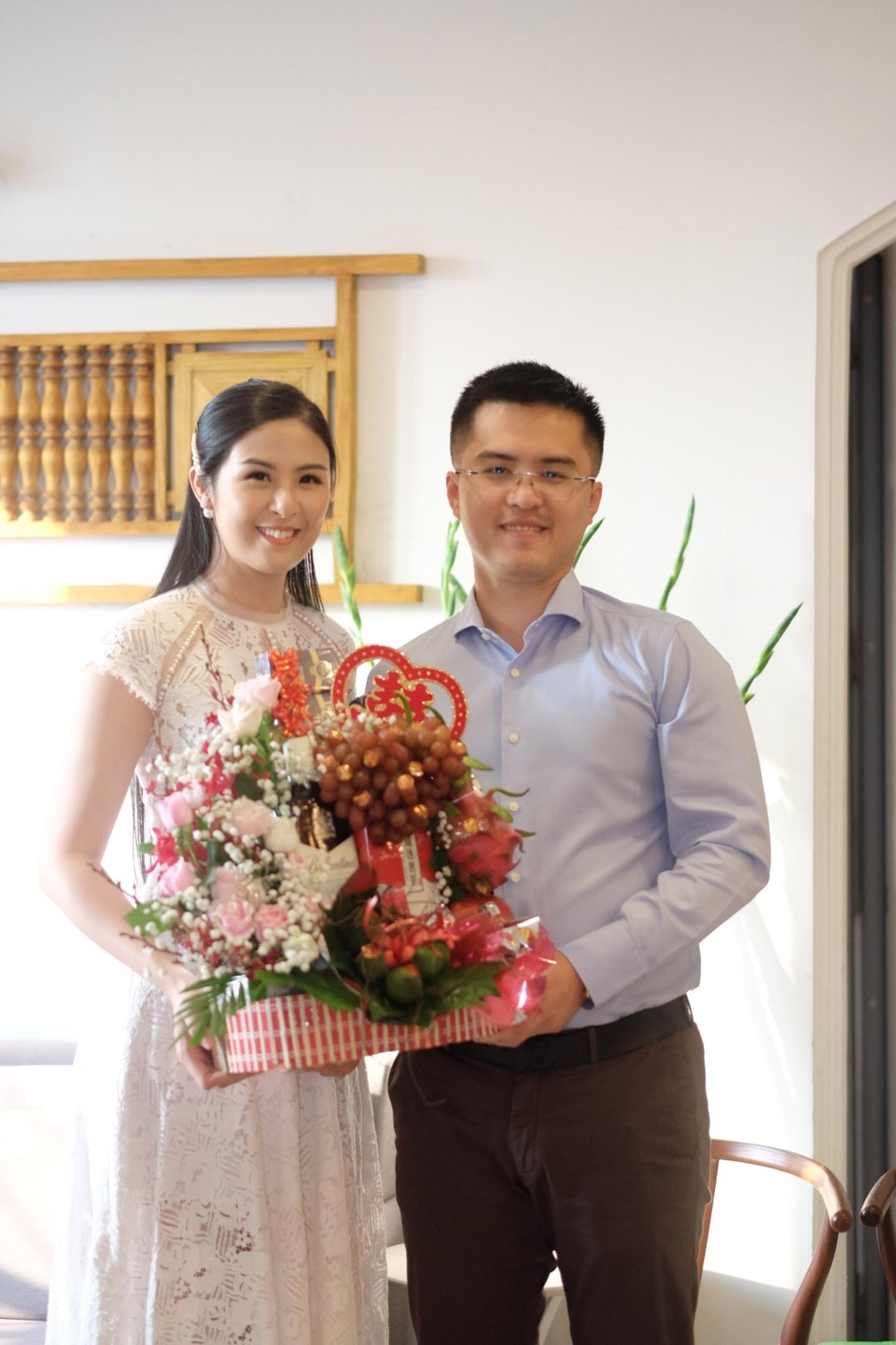 Độc quyền: Lộ hình ảnh nghi Hoa hậu Ngọc Hân đã bí mật làm lễ dạm ngõ - 2 Độc quyền: Lộ hình ảnh nghi Hoa hậu Ngọc Hân đã bí mật làm lễ dạm ngõ - 2