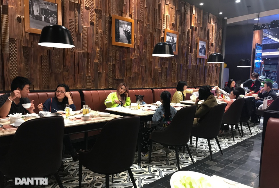 Nhiều quán ăn trong trung tâm thương mại ở Hà Nội chưa thực hiện giãn cách - 5 Nhiều quán ăn trong trung tâm thương mại ở Hà Nội chưa thực hiện giãn cách - 5