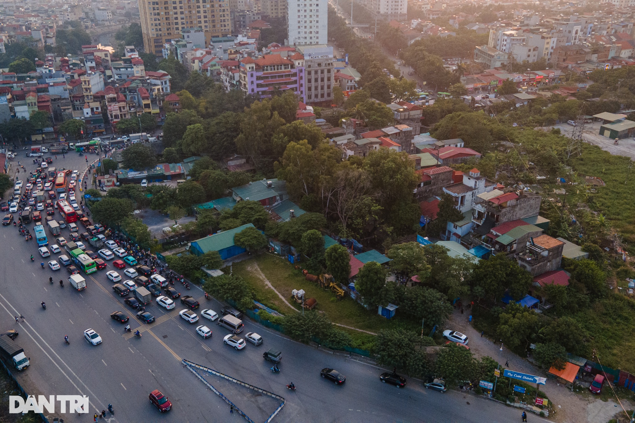 Hà Nội: Cầu vượt trên đại lộ nghìn tỷ chậm tiến độ, gây ùn tắc triền miên - 4