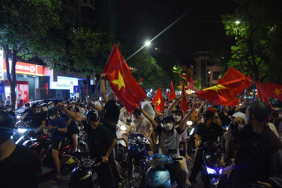 Đông nghẹt người đổ về Hồ Gươm ăn mừng U23 Việt Nam chiến thắng - 3 Đông nghẹt người đổ về Hồ Gươm ăn mừng U23 Việt Nam chiến thắng - 3