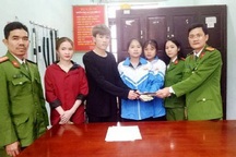 Hai nữ sinh trường Dân tộc nội trú trả lại hơn 13 triệu đồng cho người rơi