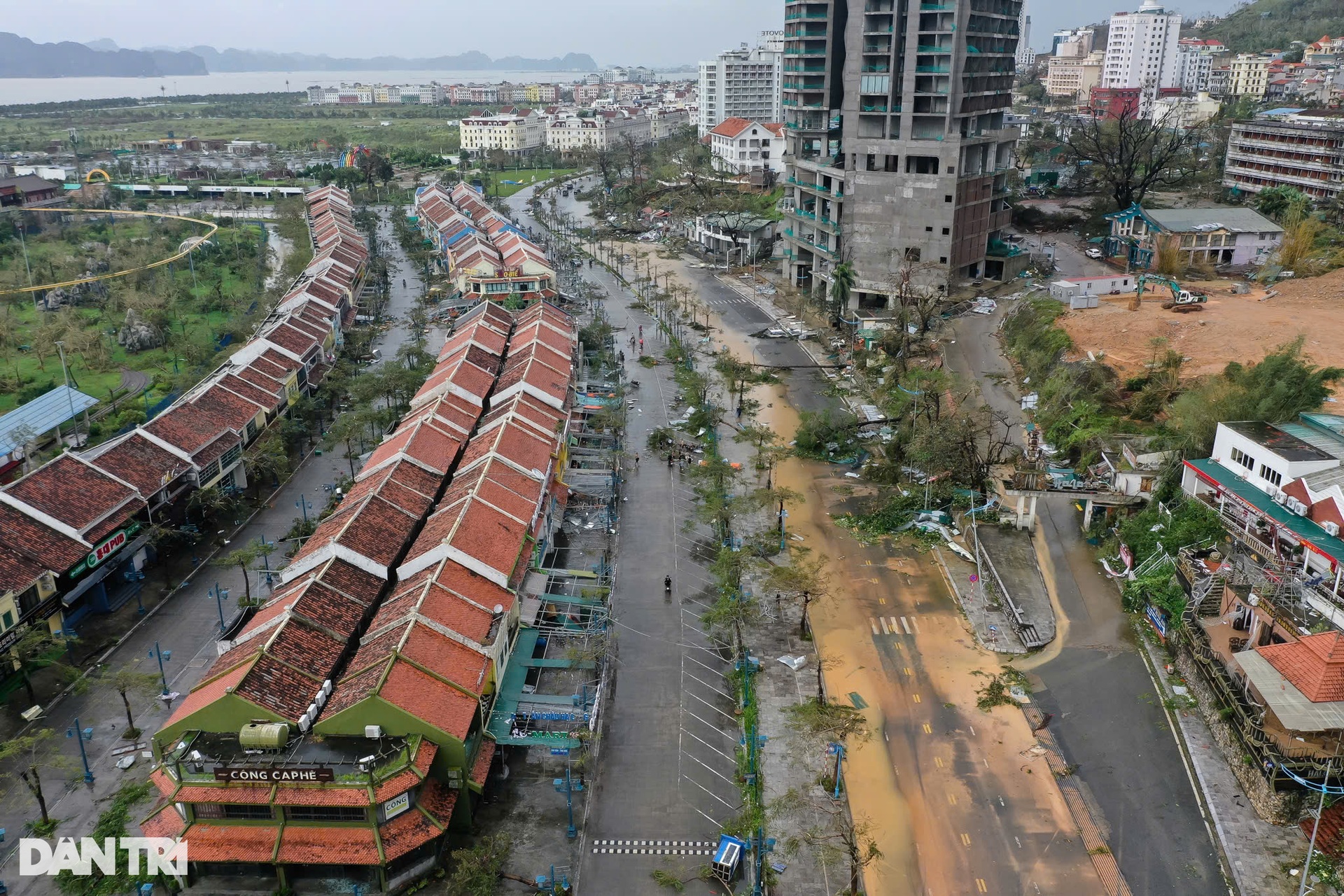 Thành phố Hạ Long hoang tàn, đổ nát sau bão Yagi - 14