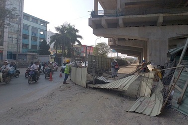 Hà Nội dỡ hàng loạt “lô cốt” dọc tuyến đường sắt Nhổn – ga Hà Nội