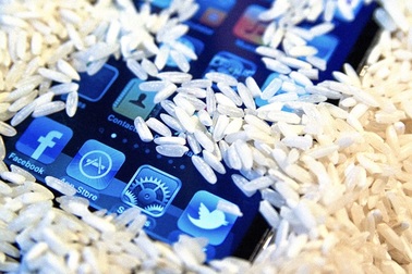 5 bước cứu điện thoại “mắc mưa”