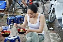 Quán nộm "nồng nặc mùi sông Tô Lịch" khách vẫn ngồi ăn chật kín vỉa hè