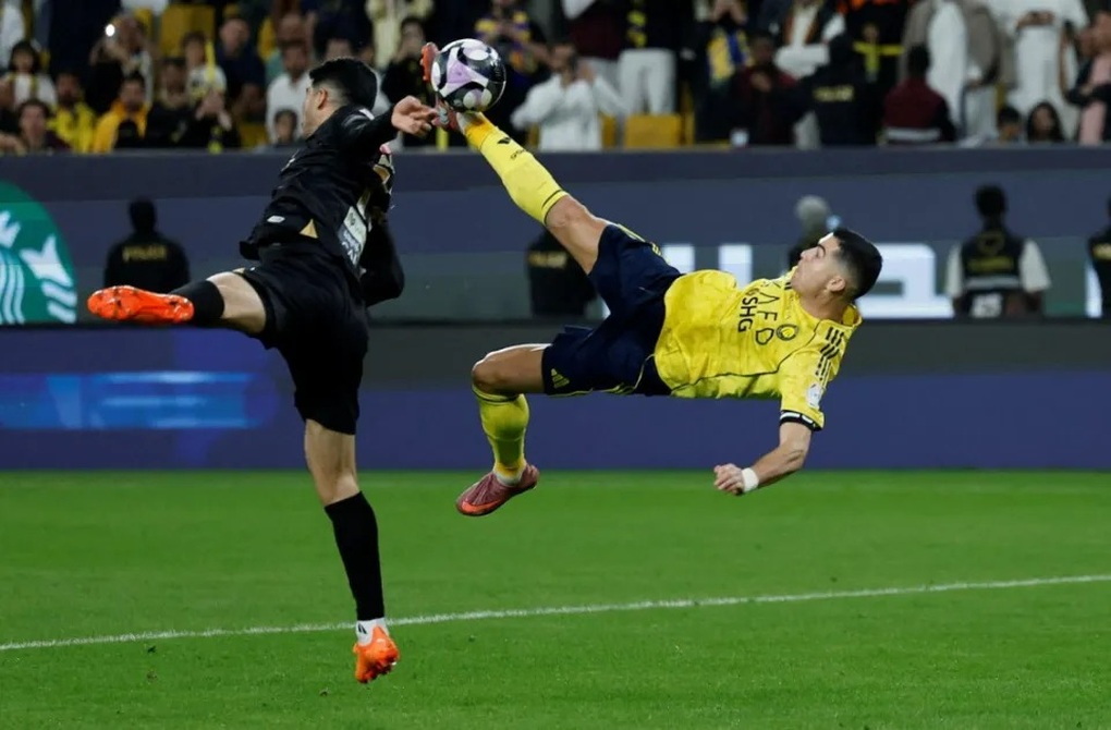 Phản ứng của Ronaldo sau siêu phẩm xe đạp chổng ngược - 1