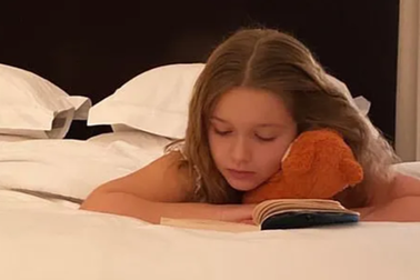 Công chúa út nhà Beckham ham mê đọc sách đến mức khiến mẹ... lo lắng