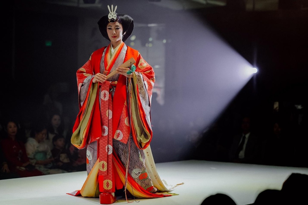 Chiêm ngưỡng sắc màu văn hóa ấn tượng tại Kimono - Aodai Fashion Show - 4