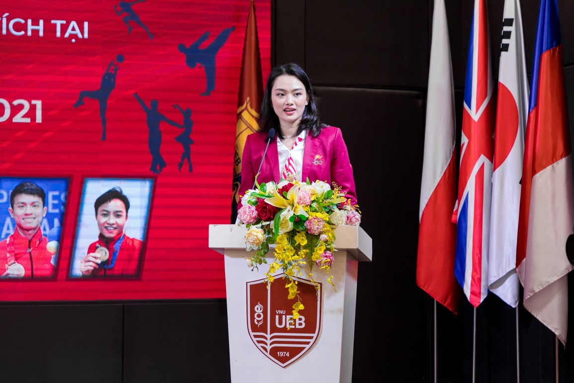 Hoa khôi bóng chuyền Thu Hoài xuất sắc nhận giấy khen của trường ĐH Kinh tế - 2 Hoa khôi bóng chuyền Thu Hoài xuất sắc nhận giấy khen của trường ĐH Kinh tế - 2