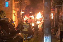 Cháy nhà trong ngõ nhỏ Hà Nội