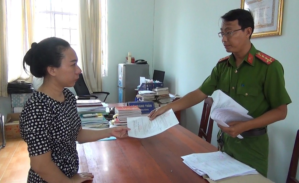 Lên mạng nhờ làm sổ đỏ giả đất vàng Phú Quốc mang đi vay tiền tiêu xài - 1 Lên mạng nhờ làm sổ đỏ giả đất vàng Phú Quốc mang đi vay tiền tiêu xài - 1