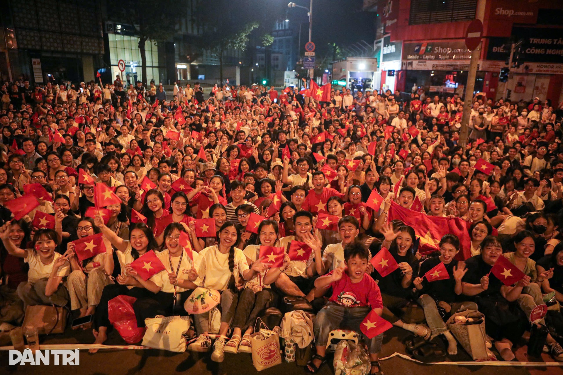 Hàng vạn người mở hội trên đường phố đón xem, cổ vũ các khối diễu binh - 10 Hàng vạn người mở hội trên đường phố đón xem, cổ vũ các khối diễu binh - 10