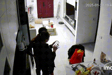 Nhận tiền thưởng Tết, vợ chồng làm ngân hàng có hành động không ngờ