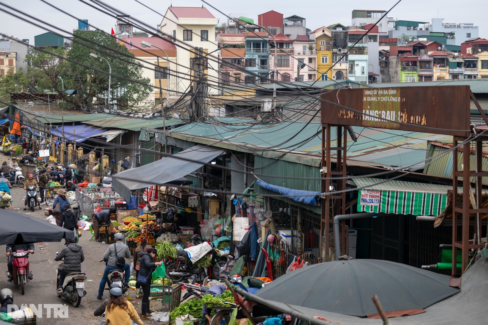 View - Hiện trạng chợ Long Biên xuống cấp, chờ ngày TP Hà Nội cải tạo | Báo Dân trí