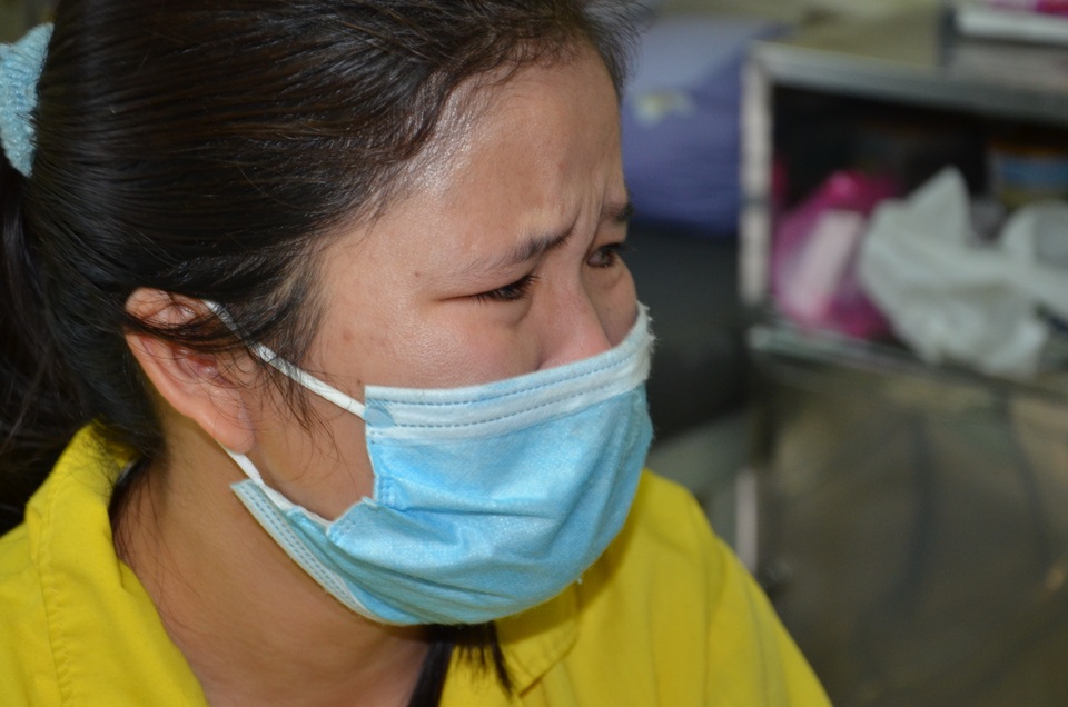 Xót xa cảnh người vợ ngậm ngùi xin cơm từ thiện chăm chồng trong viện - 2 Xót xa cảnh người vợ ngậm ngùi xin cơm từ thiện chăm chồng trong viện - 2