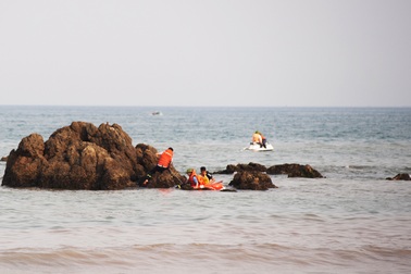 Tìm thấy thi thể nam sinh bị sóng biển cuốn sau buổi chụp ảnh kỷ yếu