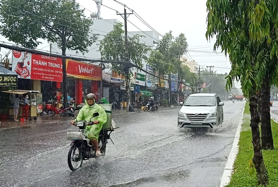 “Mưa vàng” giải nhiệt khắp Miền Tây sau bao ngày nắng hạn - 12 “Mưa vàng” giải nhiệt khắp Miền Tây sau bao ngày nắng hạn - 12