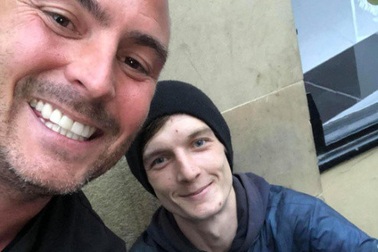 Ăn xin tiền lẻ được cho luôn công việc