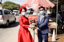 Lễ cưới tại chốt kiểm dịch, cô dâu chú rể trao sính lễ rồi... ai về nhà nấy