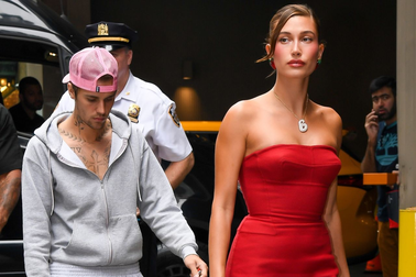 Justin Bieber thích ăn mặc lôi thôi, đối lập với phong cách lộng lẫy của vợ