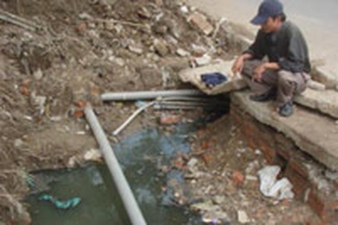 Hàng trăm hộ dân dùng nước máy pha… nước bể phốt