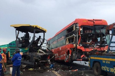 Xe khách lao vào xe rải thảm nhựa, một người tử vong