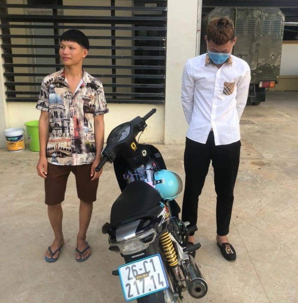 Sơn La: Triệu tập 2 thanh niên vừa đi xe máy vừa gội đầu cho nhau - 2 Sơn La: Triệu tập 2 thanh niên vừa đi xe máy vừa gội đầu cho nhau - 2