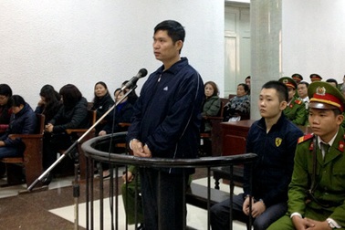 Lúc Tường ném chị Huyền xuống sông, vợ Tường co rúm người trên xe